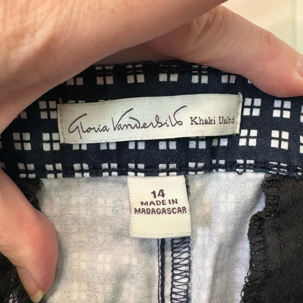 Gloria Vanderbilt khaki unlimited navy/white checkered Capri. Size 14.